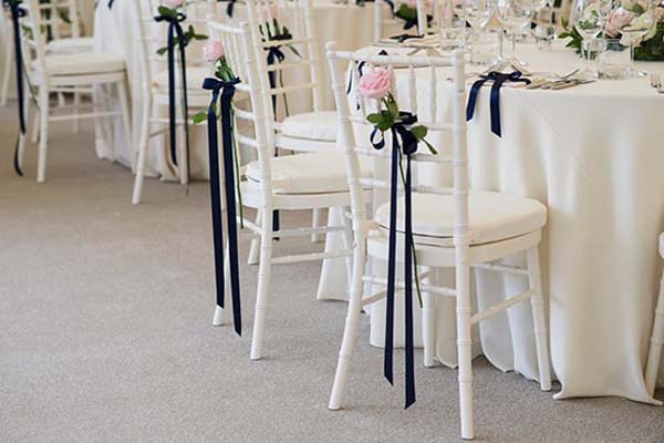 trang trí ghế đám cưới với dây ruy băng