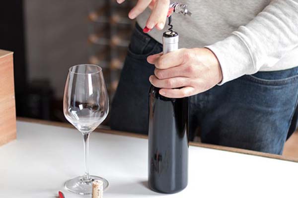 Cách mở nắp rượu vang bằng dụng cụ