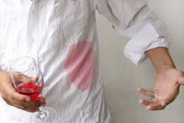 Rượu vang đỏ dính trên quần áo