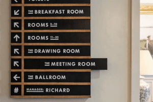 Biển chỉ dẫn khách sạn