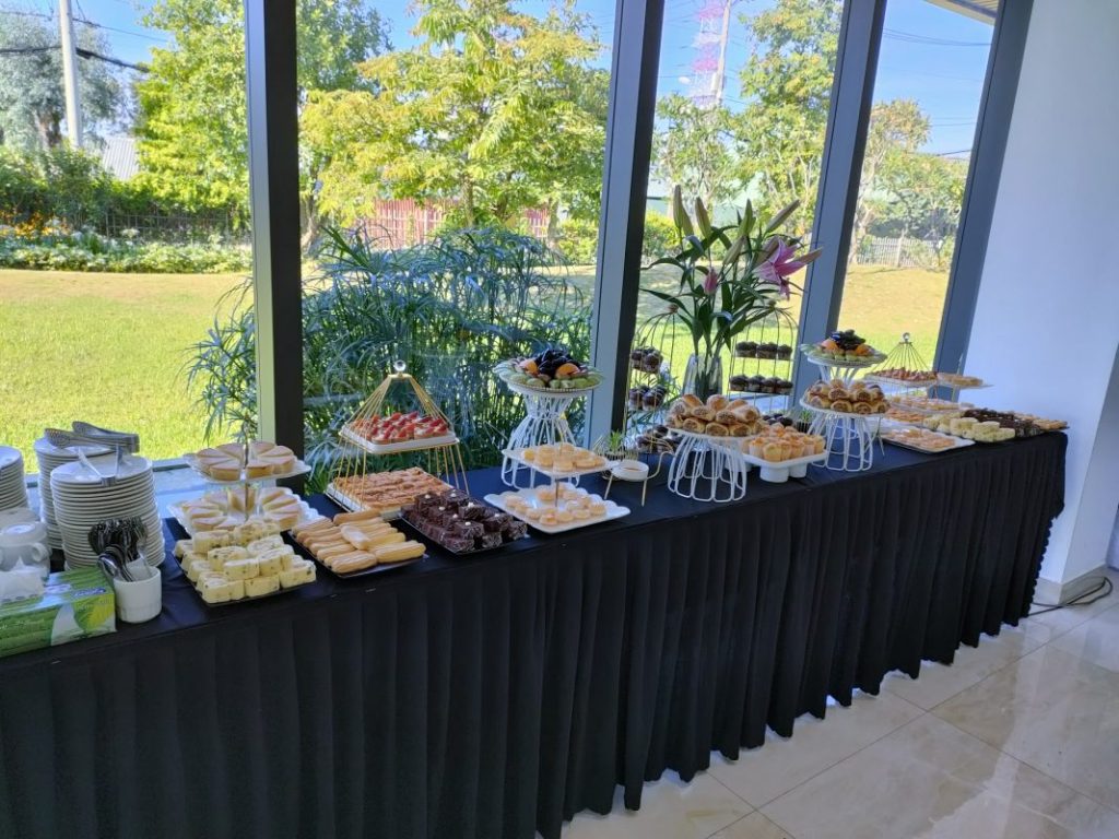 Bàn chữ nhật buffet khách sạn