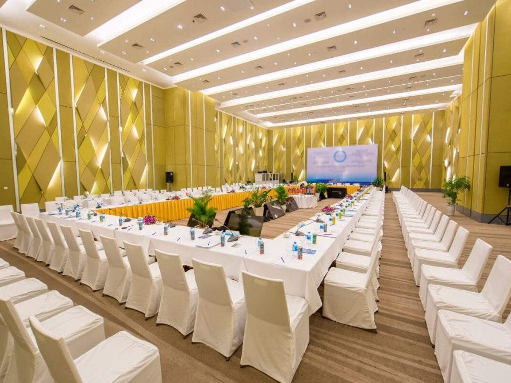 Bàn chữ nhật phòng hội nghị